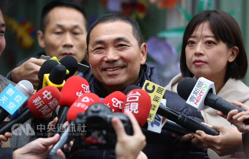 新北市長侯友宜(中)28日視察樹林及土城清潔隊,肯定清潔隊員的辛勞,並宣布依工作性質不同的外勤清潔隊員「清潔獎勵金」,自108年1月1日起一律改為新台幣8000元。中央社記者王鴻國攝 107年12月28日