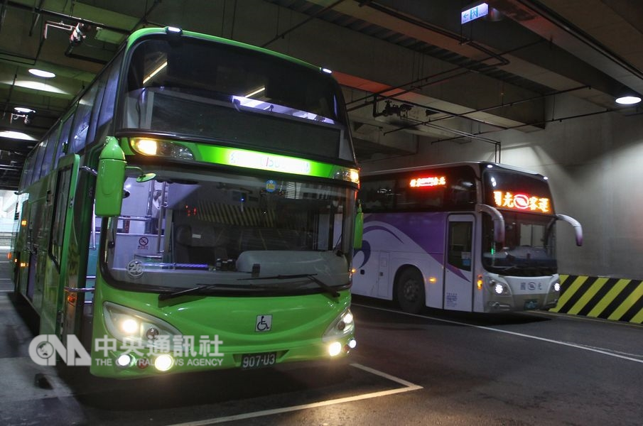 為了配合春節疏運,勞動部4日預告客運業在年節、紀念日或國定假日,因應公眾生活便利所需等情況下,可以鬆綁七休一。(中央社檔案照片)