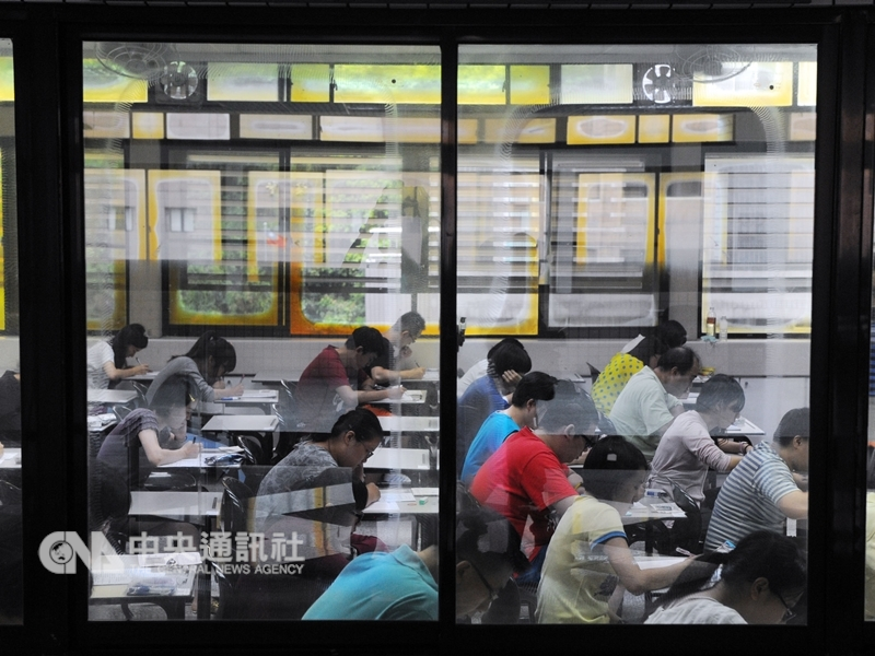教育部28日公布107學年度大專校院新生註冊率,2017年有17所學校低於6成,2018年剩9所。(中央社檔案照片)