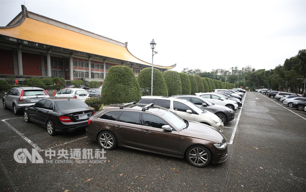 台北市文資審議委員會28日審議國父紀念館文資價值,通過指定為古蹟。由於市府計畫在大巨蛋和國父紀念館間設置連通道,連通道出入口預定設於國父紀念館臨近忠孝東路的停車場處(圖),未來設置前,計畫須先送文資會審議通過。中央社記者張新偉攝 107年12月28日
