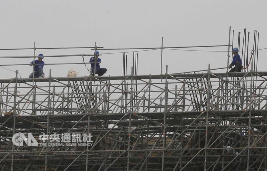 勞動部發現有部分高中職及國中小1、2年級課本在工作倫理提及「吃虧不計較」等語。圖為勞工工作情形。(中央社檔案照片)