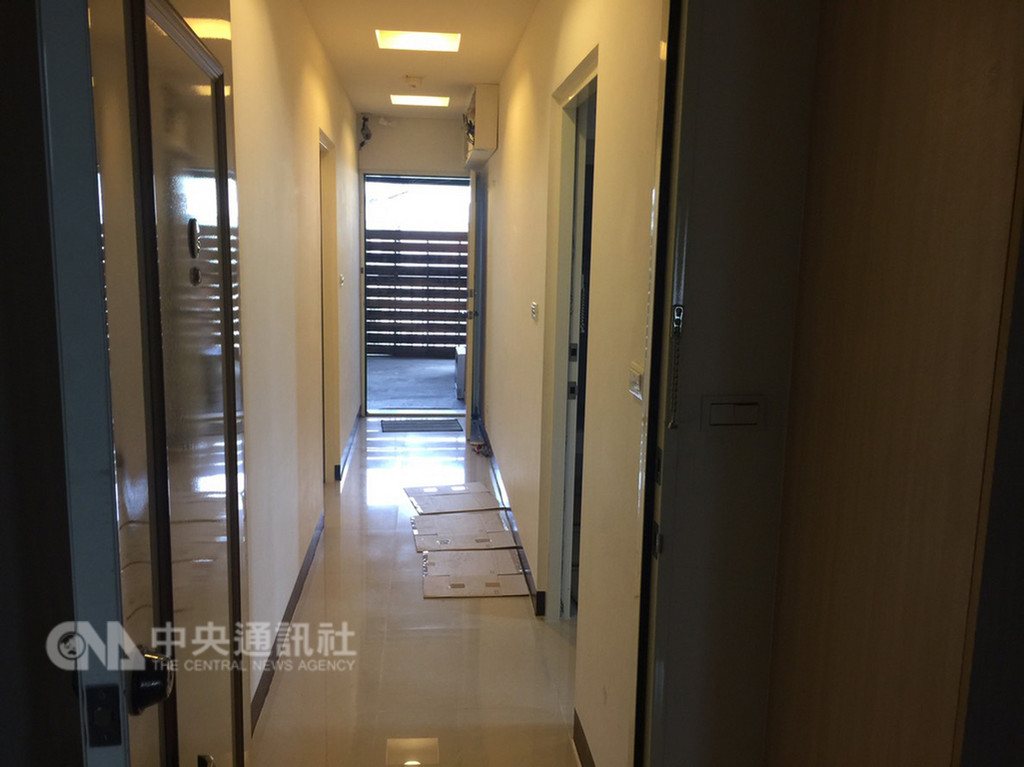 為維護建築物安全,新北市政府修訂裝修套房相關原則,自108年元旦起屋主若欲改裝多間套房,不僅需依規定申請室內裝修,還須取得裝修樓層正下方住戶同意書。(新北市工務局提供)中央社記者王鴻國傳真 107年12月29日