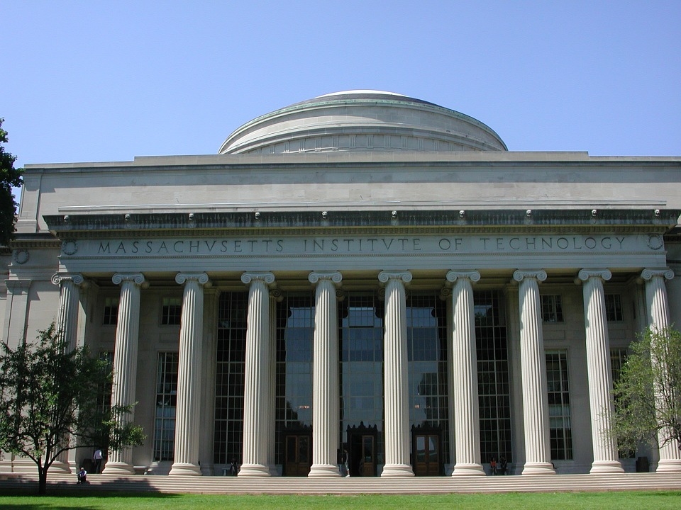 美國麻省理工大學(MIT)2019年入學的第一輪錄取707人新生名單,無一來自中國大陸高中畢業的學生。(圖取自pixabay圖庫)