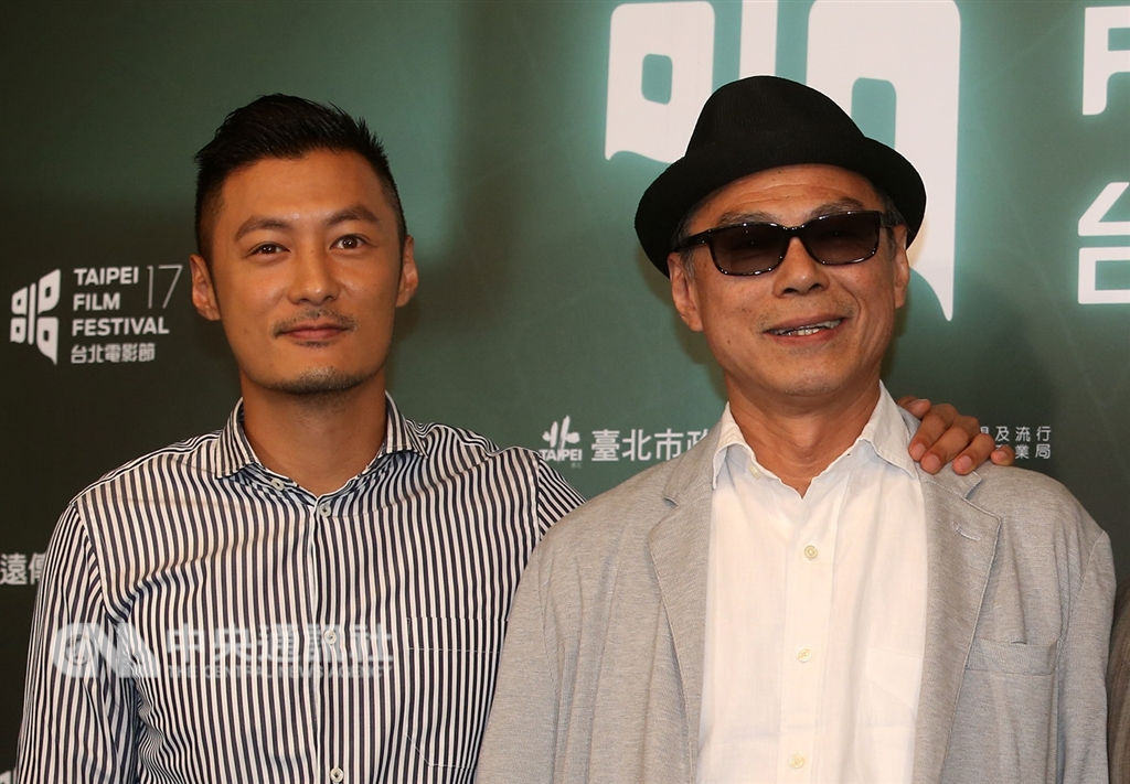香港導演林嶺東(右)29日猝逝,藝人余文樂回應希望林嶺東「一路好走」。圖為2015年林嶺東與余文樂出席台北電影節「迷城」記者會。(中央社檔案照片)