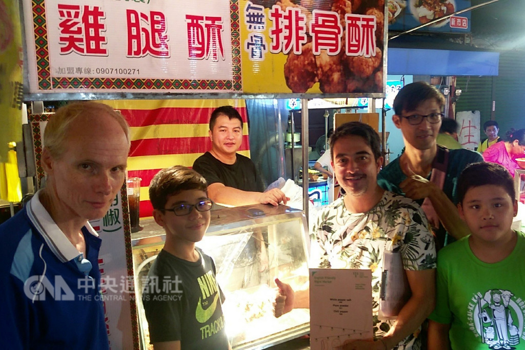台南市政府為夜市攤商製作雙語菜單,除了方便外國觀光客,也希望能讓台南人知道如何用英文介紹熱門小吃。(台南市政府提供)中央社記者楊思瑞台南傳真 107年12月30日