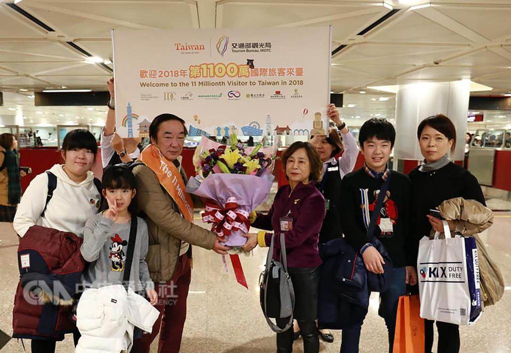 今年第1100萬來台觀光客30日中午12時10分現身桃園國際機場,幸運兒是來自日本奈良的西川先生,交通部代理部長王國材說,期盼明年來台國際觀光客能突破1200萬人次。(取自觀光局長周永暉臉書)中央社記者陳葦庭傳真 107年12月30日
