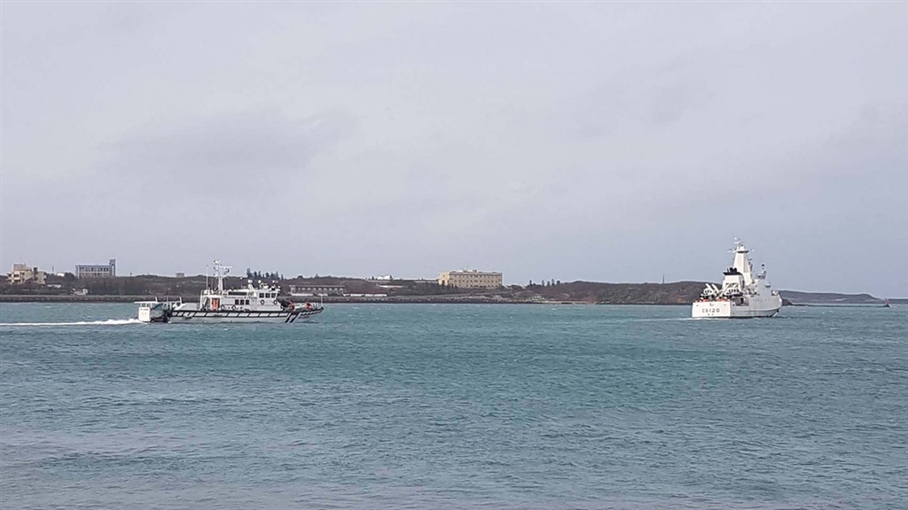 澎湖東、西吉海域出現大批中國大陸漁船越界拖網作業和集結定錨避風,海巡署艦隊分署29日晚間出動2000噸的台南艦,以強力水砲驅離15艘越界陸船,澎湖海巡隊30日持續進行監控。(澎湖海巡隊提供)中央社 107年12月30日
