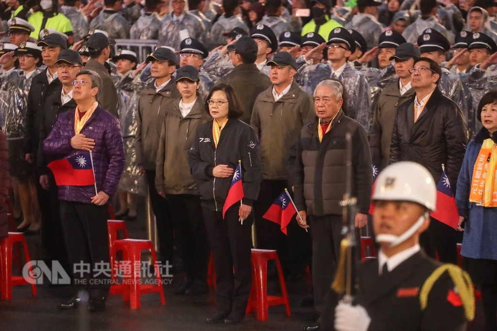 中華民國108年元旦總統府升旗典禮1日在總統府前凱達格蘭大道舉行,總統蔡英文(前左2)、副總統陳建仁(前左)出席與會。中央社記者裴禛攝 108年1月1日