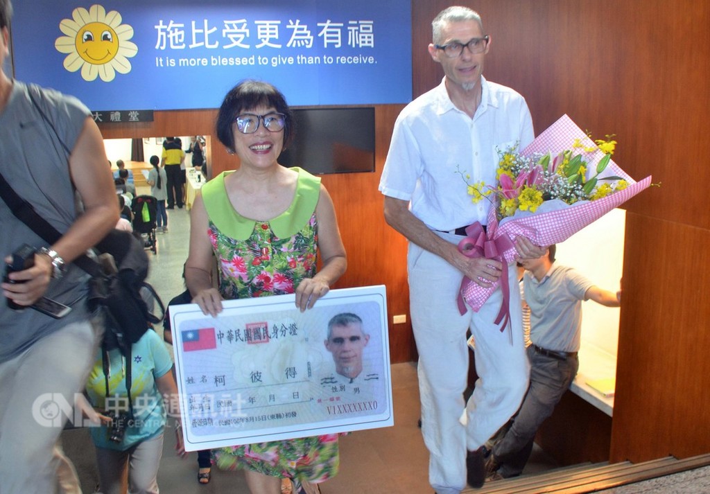 台東基督教醫院澳洲籍急診室醫生柯彼得(右),獲邀在108年元旦領唱國歌。在台東奉獻33年,106年領到台灣身分證,並首次參加台灣選舉,他開心地說,「台灣就是我的家,從來不想在其他國家」。(檔案照片)中央社記者盧太城台東攝 108年1月1日