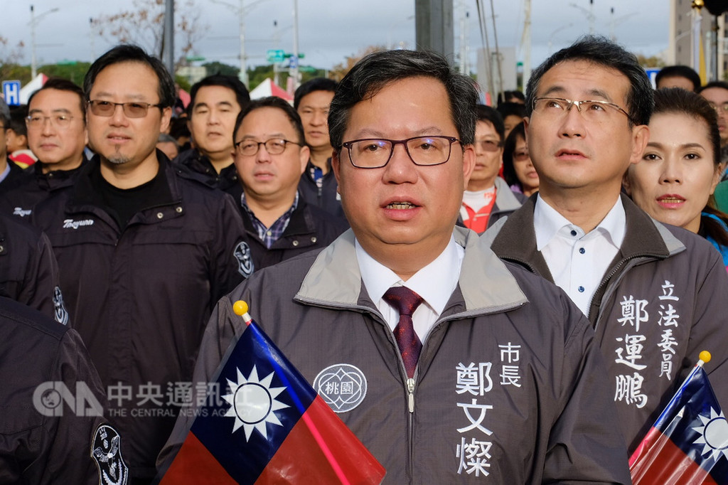 桃園市長鄭文燦(前)1日在元旦升旗典禮上許下5個願望,盼藉此讓桃園城市轉型,讓市民生活更好。他同時也期許,民進黨可以檢討、改革、接地氣,以人民的感受為出發點,找出新方向。中央社記者吳睿騏桃園攝 108年1月1日