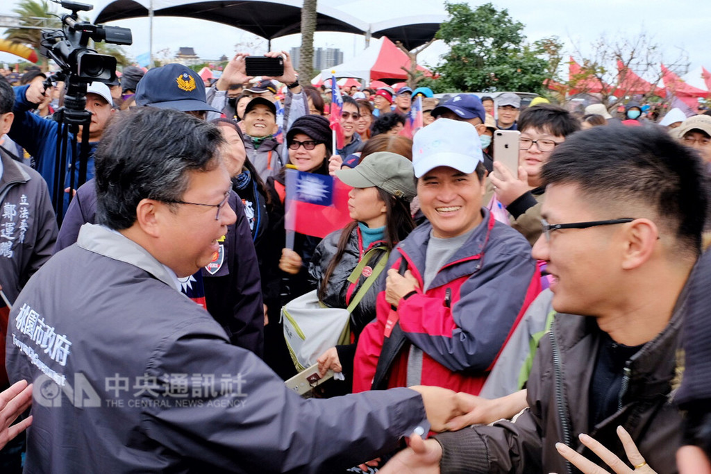 桃園市政府1日在青埔地區舉辦了元旦升旗典禮暨健走活動,桃園市長鄭文燦(前左)向參加民眾握手致意。中央社記者吳睿騏桃園攝 108年1月1日