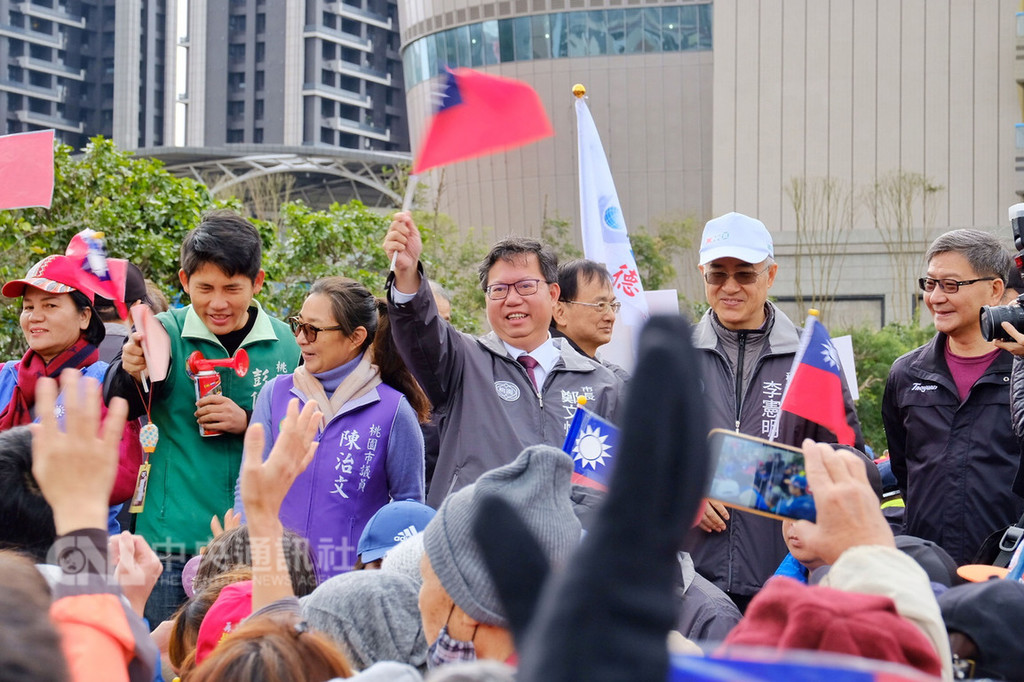 桃園市政府1日在青埔地區舉辦了元旦升旗典禮暨健走活動,桃園市長鄭文燦(後左4)揮舞國旗,向民眾致意。中央社記者吳睿騏桃園攝 108年1月1日