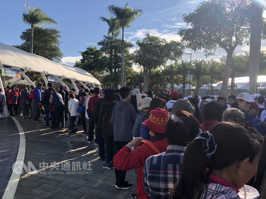 台中花博元旦新制,設籍台中市的民眾、新住民以及12歲以下兒童可免費參觀花博,一早花舞館前台中市民通道有許多民眾排隊等待。中央社記者趙麗妍攝 108年1月1日