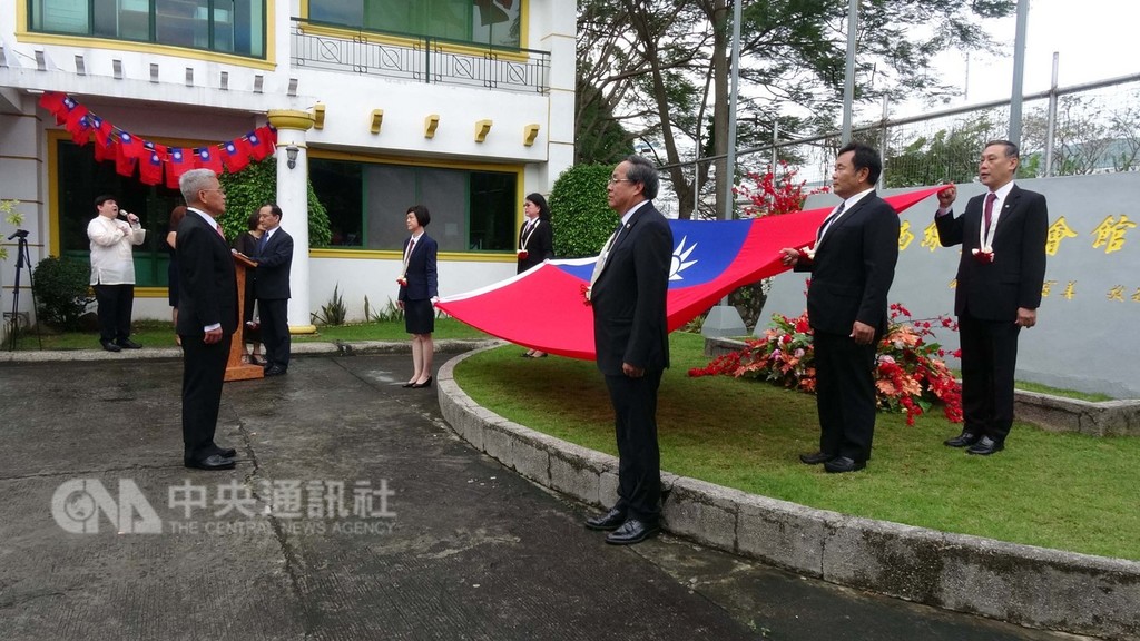 駐菲代表處與僑界舉辦中華民國108年開國紀念日升旗典禮暨元旦團拜茶會,駐菲代表徐佩勇(前左)帶領僑胞唱國歌。中央社記者林行健卡摩那市攝 108年1月1日