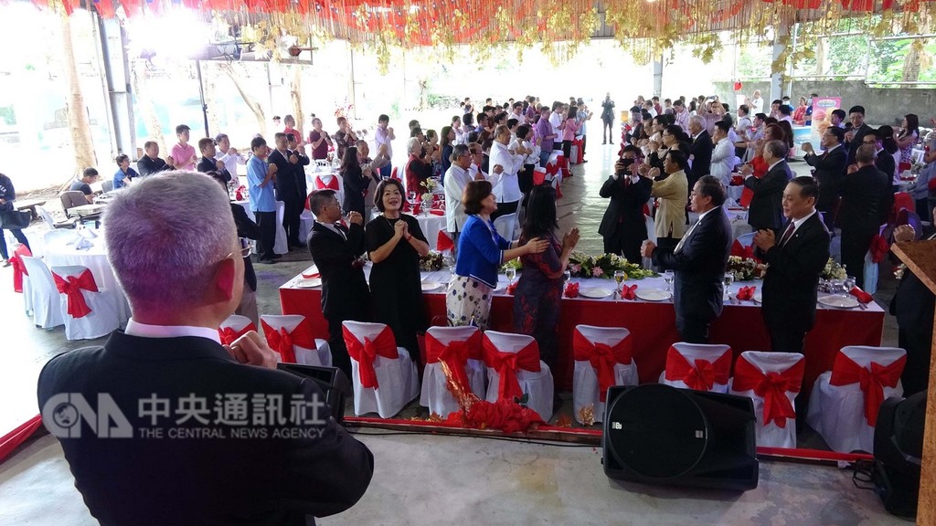 駐菲代表處與僑界舉辦中華民國108年開國紀念日升旗典禮暨元旦團拜茶會,與會人士分成兩邊相互鞠躬,互道新年快樂,祝福中華民國國運昌隆。中央社記者林行健卡摩那市攝 108年1月1日