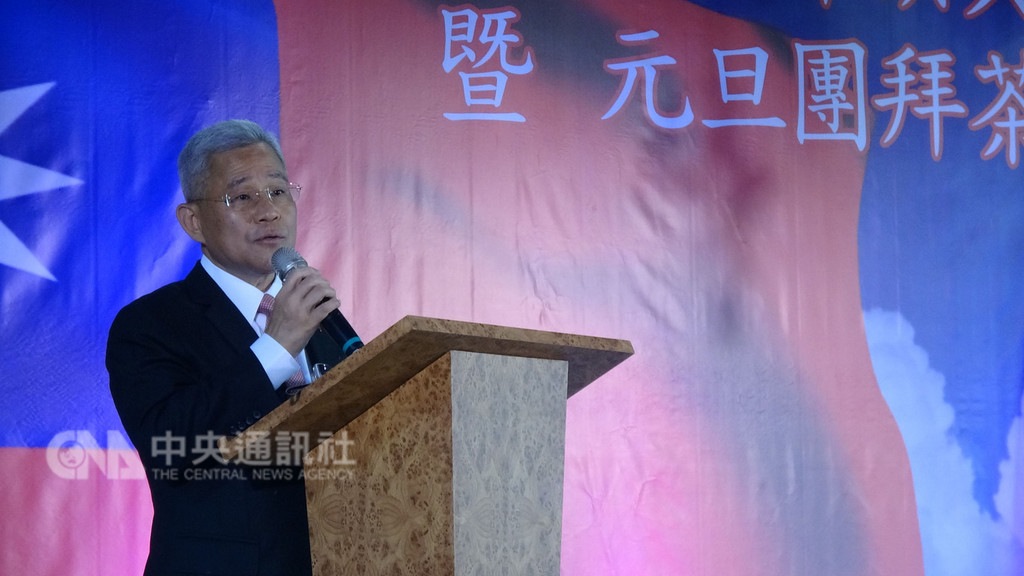 駐菲代表處與僑界一日舉辦中華民國108年開國紀念日升旗典禮暨元旦團拜茶會,駐菲代表徐佩勇致詞,分析國際局勢及台菲關係在新一年的發展重點。中央社記者林行健卡摩那市攝 108年1月1日