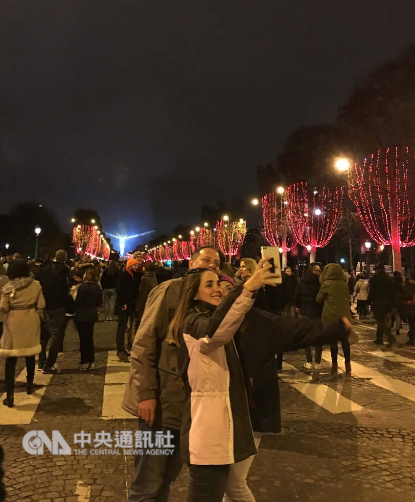2018年末,法國「黃背心」運動帶來緊繃氣氛,即使跨年夜也縈繞人心。一些特地到香榭麗舍大道跨年的法國人說,法國不是只有混亂,希望新的一年更美好。中央社記者曾依璇巴黎攝 108年1月1日