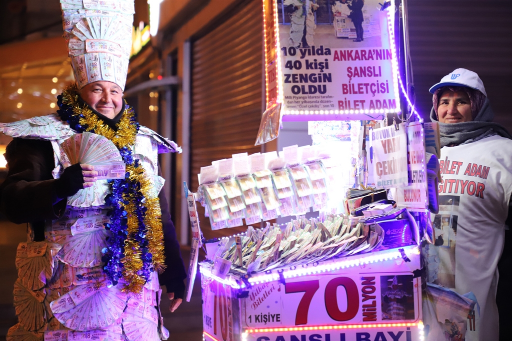 2019年土耳其新年樂透頭獎彩金創7000萬里拉(約新台幣4億元)紀錄。有彩券商把過期彩券「穿」在身上,吸引買氣。中央社安卡拉傳真 108年1月1日