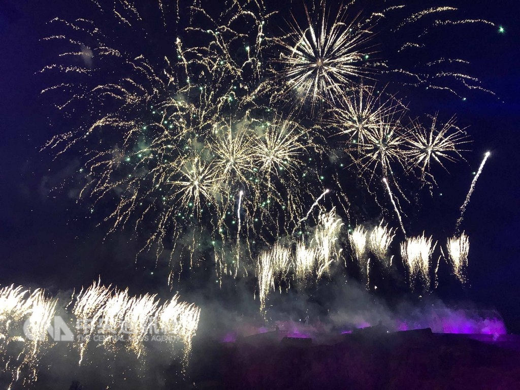 蘇格蘭愛丁堡煙火秀在有數百年歷史的古堡上空施放,相當壯觀。中央社記者戴雅真愛丁堡攝 108年1月1日