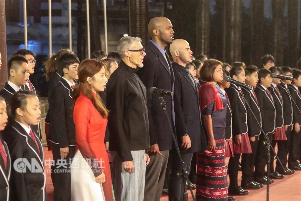 中華民國108年元旦總統府升旗典禮1日在總統府前凱達格蘭大道舉行,由越南籍新住民陳玉水(前排左起)、服務台東偏鄉30年的澳洲醫師柯彼得、首名歸化球員戴維斯(Quincy Davis)、來自土耳其的節目主持人吳鳳以及緬甸華僑楊萬利等5位「來自世界的新台灣人」共同領唱國歌。中央社記者裴禛攝 108年1月1日
