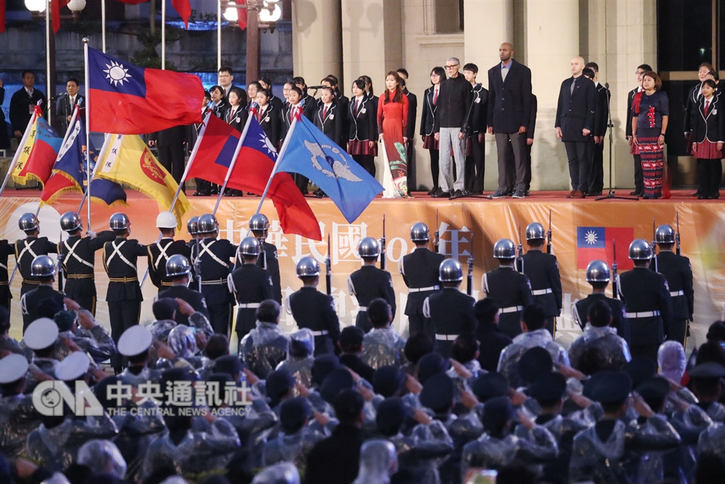 中華民國108年元旦總統府升旗典禮1日在總統府前登場,邀請「來自世界的新台灣人」擔任國歌領唱,包括來自土耳其的節目主持人吳鳳(台上前右3)、首位歸化球員戴維斯(Quincy Davis)(台上前右4)、服務台東偏鄉30年的澳洲醫師柯彼得(台上前右5)、緬甸華僑楊萬利(台上前右2)、越南籍新住民陳玉水(台上前右6)共同領唱國歌。中央社記者吳翊寧攝 108年1月1日