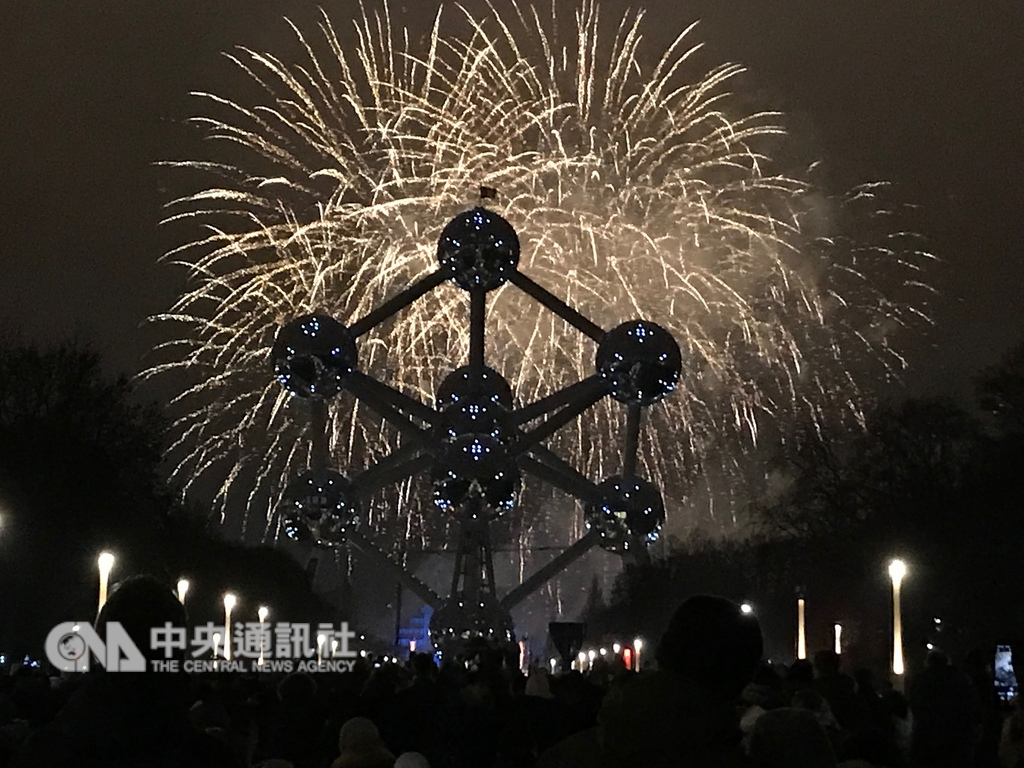 比利時首都布魯塞31日跨年以絢麗煙火秀迎接2019年,煙火與原子塔融合,閃耀了歐洲政治首都的夜空。中央社記者唐佩君布魯塞爾攝 108年1月1日