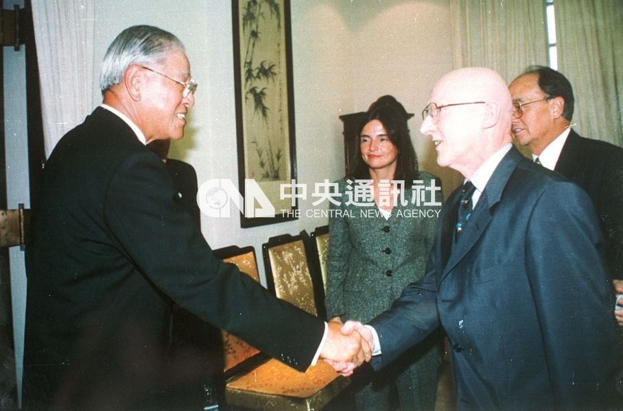 總統李登輝接受「德國之聲」錄影專訪,分別就兩岸關係、港澳問題、我國對外關係及未來發展,作深入而明確的說明。(中央社檔案照片)
