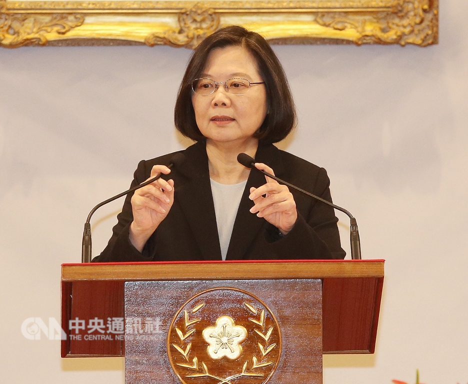總統蔡英文(圖)2日表示,對於中國國家主席習近平所發表談話內容,身為中華民國總統,她鄭重指出,始終沒有接受「九二共識」,根本原因就是北京當局定義的「九二共識」,其實就是一個中國、一國兩制,今天習近平的談話證實這個疑慮。中央社記者郭日曉攝 108年1月2日