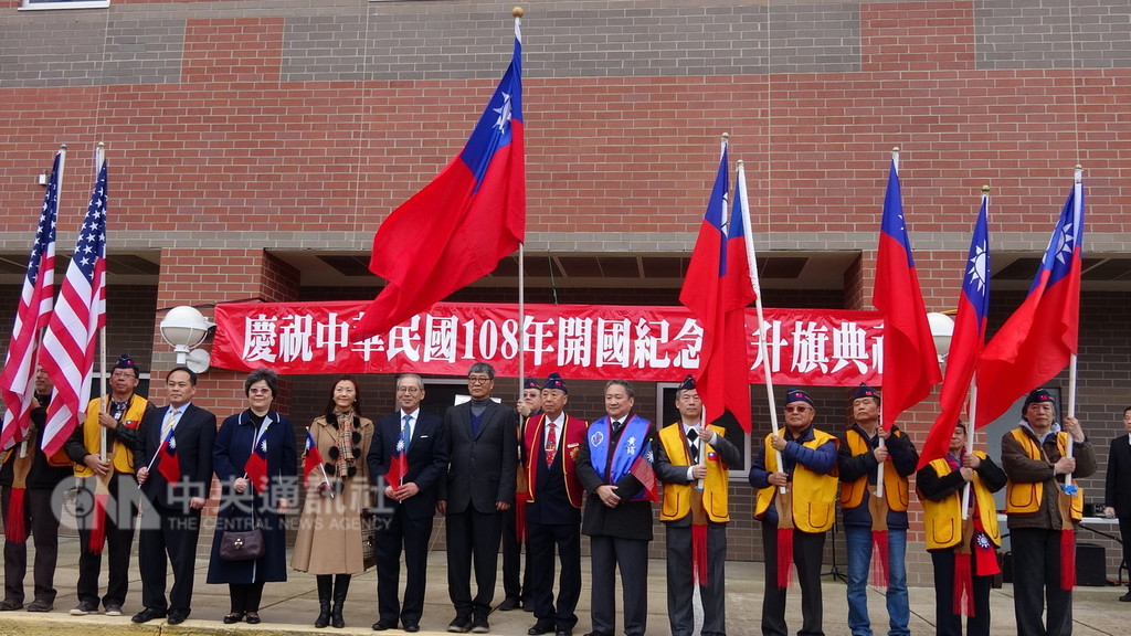 駐美代表高碩泰(左6)表示,2018年美國通過台灣旅行法、國防授權法到亞洲再保證倡議法,台美現在是斷交至今40年來的最佳狀態,展望2019年台美關係,他充滿勇氣與信心。中央社記者江今葉華盛頓攝 108年1月2日