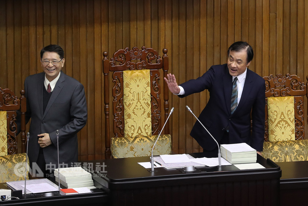 立法院長蘇嘉全(右)2日在立法院議場主持臨時會,依朝野黨團共識處理總預算案,請各黨團於3日下午6時前將108年度中央政府總預算案的提案,送至財政委員會彙整;財政委員會收案後,交各該委員會整理付印相關提案,4日將提供各黨團及相關部門參考。中央社記者張皓安攝 108年1月2日