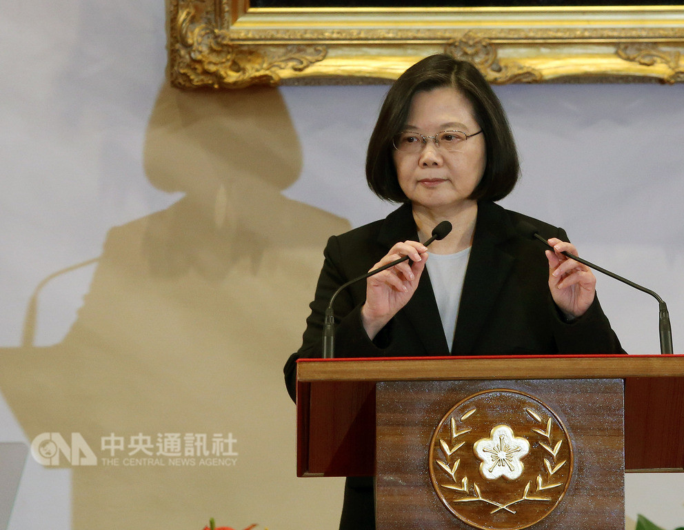 總統蔡英文(圖)2日下午在總統府大禮堂針對中國國家主席習近平發表「告台灣同胞書」40週年紀念談話,說明政府立場,重申台灣絕不接受「一國兩制」。中央社記者郭日曉攝 108年1月2日