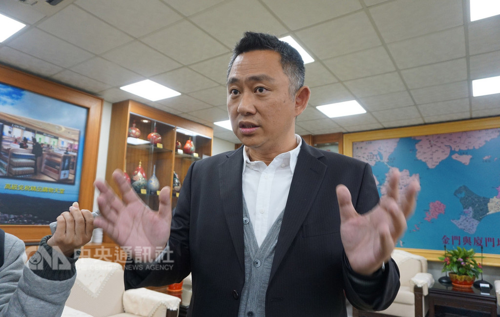 金門縣長楊鎮浯(圖)2日表示金門願意成為兩岸和平發展的馬前卒,金門更有條件成為兩岸發展的橋梁。他期盼中央能有所回應,並表示近期會準備相關資料,赴行政院各部會詳細報告說明,爭取政策放行。中央社記者黃慧敏攝 108年1月2日