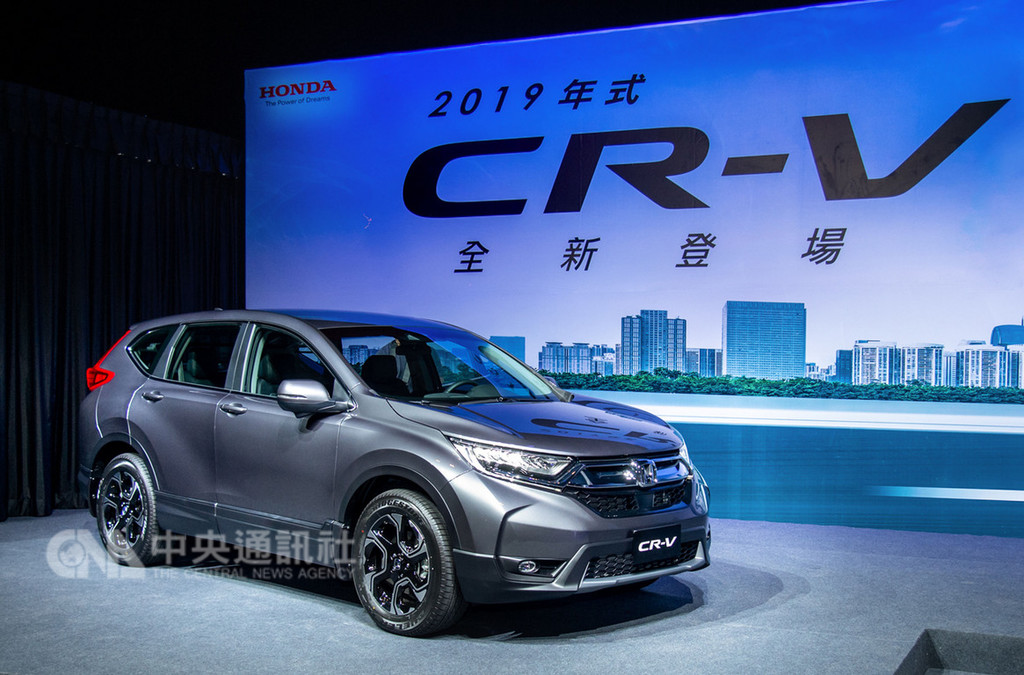 台灣去年車市銷售表現僅年減2.1%,繳出43.5萬台的成績,其中,有6款車去年全年賣出超過1萬台的佳績,且都是豐田(Toyota)及本田(Honda),堪稱台灣人最愛汽車品牌。圖為CR-V。中央社記者田裕斌傳真 108年1月2日