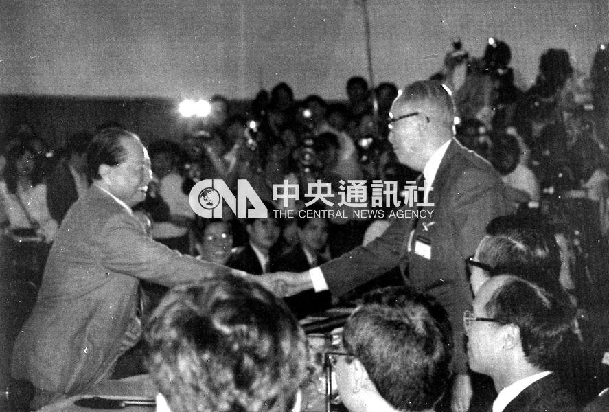 圖為1993年海基會董事長辜振甫(右)與海協會會長汪道涵(左)在會談前握手致意。國民黨主張,若沒有「九二共識」,就沒有當年的辜汪會談。(中央社檔案照片)