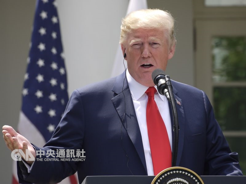 美國總統川普以招牌的好鬥模式為2019年揭開序幕,他用全大寫發推文,叫批評者「冷靜下來,享受旅程」。(中央社檔案照片)