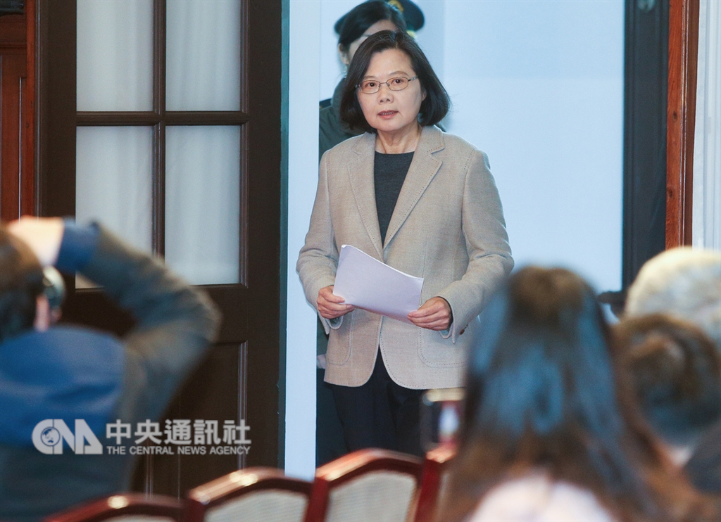 總統蔡英文(圖)1日在總統府內發表「2019新年談話」,揭示新階段政府將努力的目標。針對兩岸關係強調,中國試圖利用民主開放與自由,來介入台灣的政治及社會發展,這是台灣此刻的重大挑戰。(中央社檔案照片)
