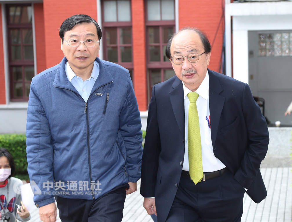 立法院長蘇嘉全2日上午召集朝野協商臨時會相關事宜,國民黨團書記長曾銘宗(左)、民進黨團總召柯建銘(右)出席。中央社記者張皓安攝 108年1月2日