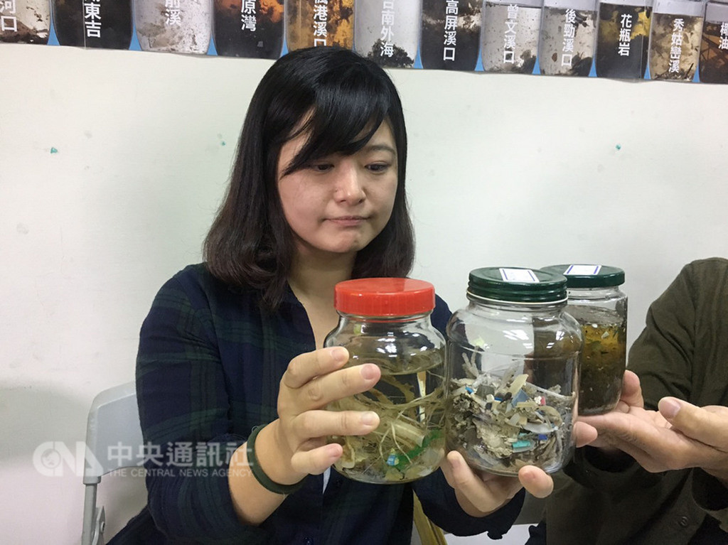 環保團體黑潮海洋文教基金會107年5月底啟動「島航計畫」,針對全台51個檢測點進行海水表面微塑膠打撈與蒐集,經半年多分析,3日公布調查結果,確認台灣領海範圍布滿塑膠微粒。中央社記者吳欣紜攝 108年1月3日