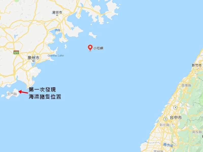 金門烏坵鄉小坵島(圖紅點處)的海灘4日發現一頭死豬,海巡署長李仲威表示,由於小坵島上沒有養豬場,明顯是透過海漂上岸。(圖取自Google地圖網頁google.com/maps)