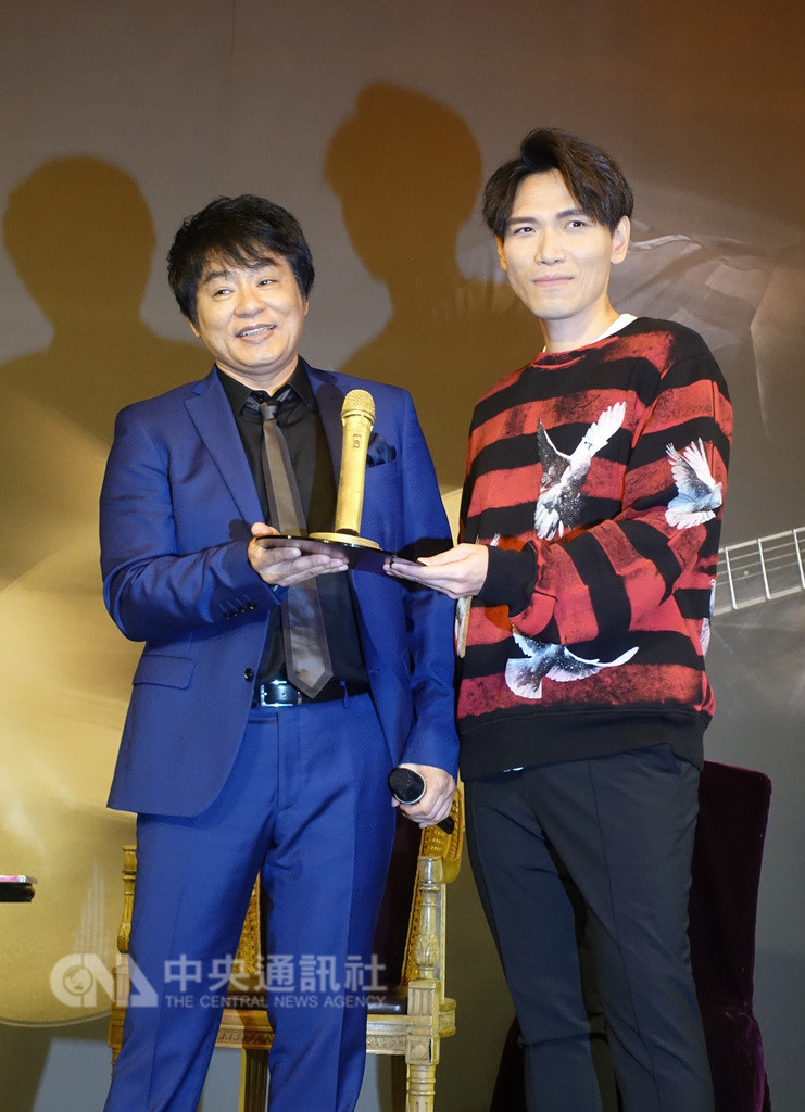 日本樂團「恰克與飛鳥」成員飛鳥涼(ASKA)(左)4日在台北出席記者會,宣布6月將在台灣開個唱,歌手楊宗緯(右)驚喜現身見偶像,並送上金麥克風合影。中央社記者江佩凌攝 108年1月4日