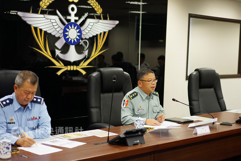 因應非洲豬瘟可能對台灣產生的危害,國防部軍備副部長張冠群(右)4日下午主持非洲豬瘟防疫整備會議。(國防部提供)中央社記者侯姿瑩傳真 108年1月4日