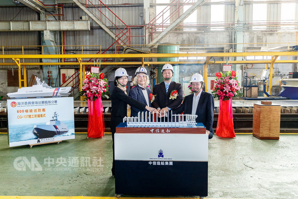 海巡署推動國艦國造政策,首艘600噸級巡防艦4日在高雄開工,海巡署艦隊分署長謝慶欽(右2)到場主持巡防艦開工祈福儀式。(海巡署提供)中央社記者程啟峰高雄傳真 108年1月4日