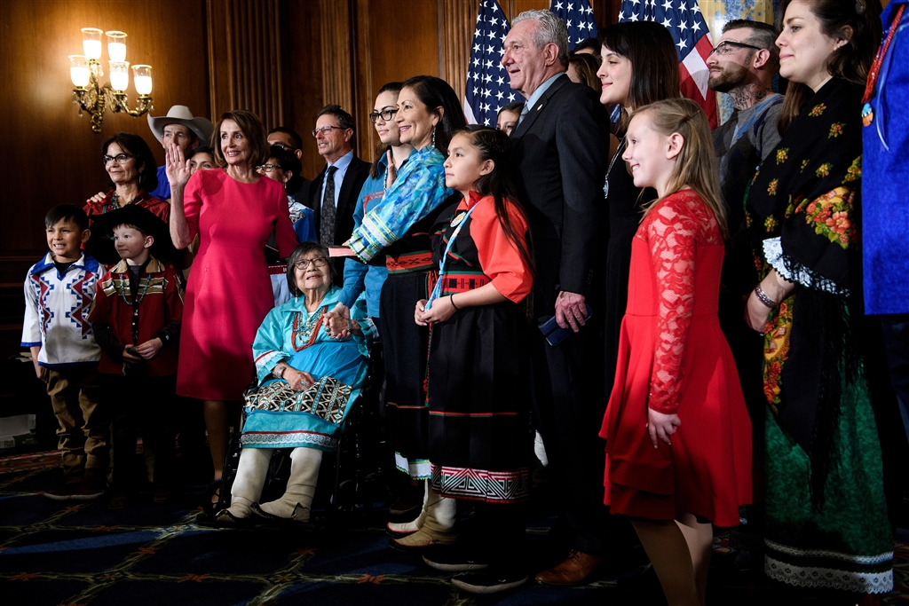 美國眾議院議長裴洛西邀請自己的孫子和其他議員的孩子站上講台跟她一起宣誓就職。(法新社提供)
