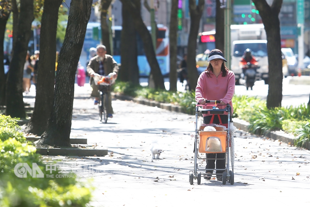 氣象局表示,4日東北季風減弱,水氣減少,各地天氣大致穩定、陽光露臉。(中央社檔案照片)
