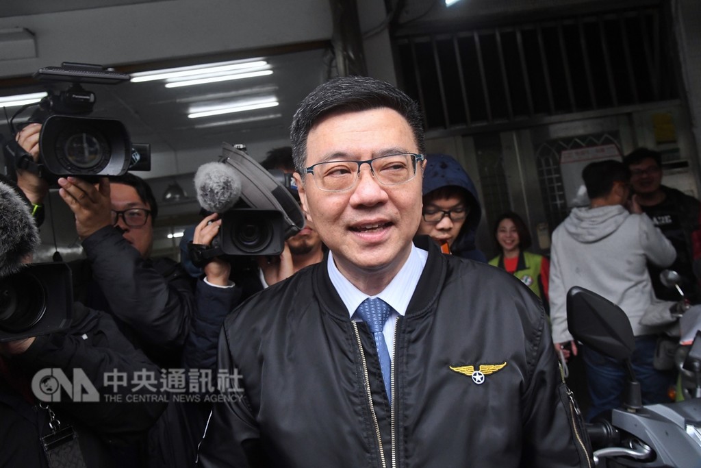 參選民進黨主席的前行政院秘書長卓榮泰(前)6日上午投票時表示,只要黨的負責人能夠公正,不要把派系的利益放在第一,不凌駕黨與國家整體利益,未來派系問題會是良性發展。中央社記者王飛華攝 108年1月6日