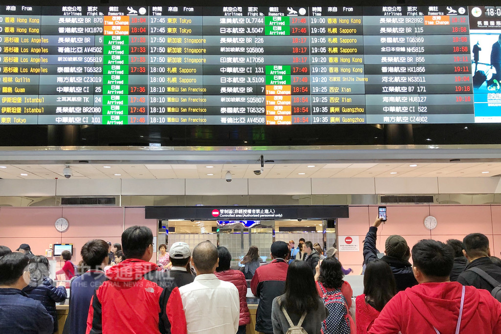 桃園機場去年旅客運量達到4653萬人次,較前一年成長3.69%。桃機公司表示,除了低成本航空運量較前一年成長91萬人次,成長率達12.05%外,政府的新南向政策也挹注了南向國家多達9.84%的成長率,客運量較前一年增加101萬人次。中央社記者吳睿騏桃園攝 108年1月6日