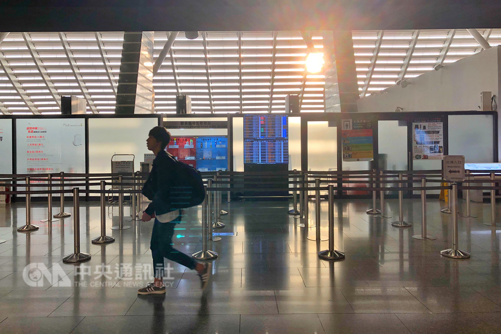 根據移民署統計資料顯示,桃園機場去年旅客運量達到4653萬人次,較前一年成長3.69%,分析運量持續成長的原因,桃園國際機場公司表示,主要歸功於新南向政策以及廉價航空旅客的高成長率。中央社記者吳睿騏桃園攝 108年1月6日