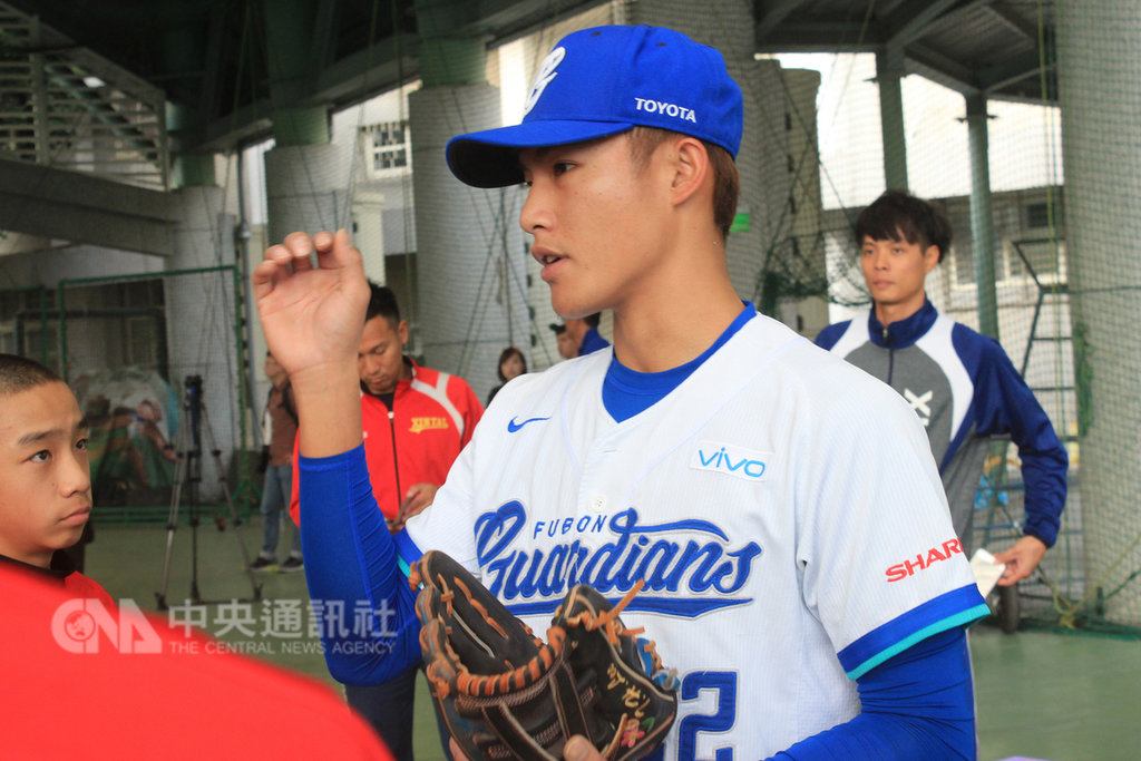 中華職棒富邦悍將隊野手李宗賢(前)7日出席球團活動,到新泰國中教導小球員,仔細為球員們解說相關技巧。中央社記者楊啟芳攝 108年1月7日