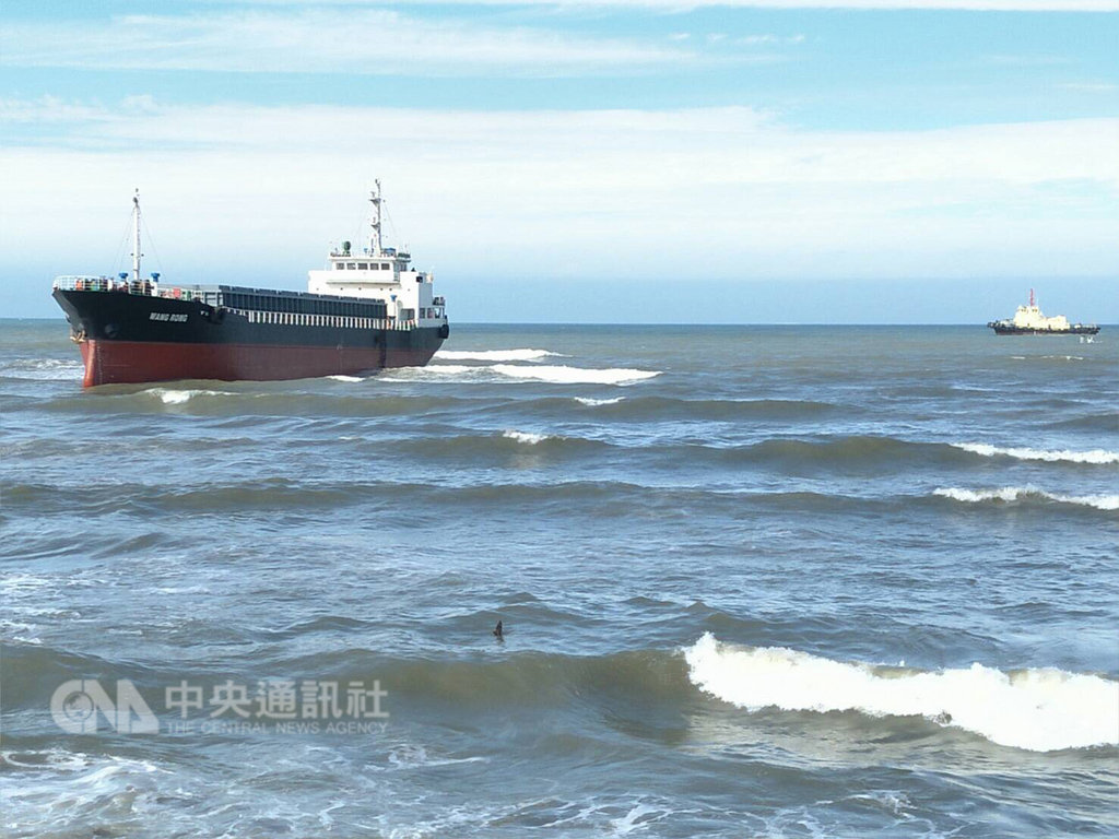 蒙古籍貨輪「旺榮(WANG RONG)」6日在桃園大園外海擱淺,交通部航港局7日表示,貨輪無立即危害,拖救公司將配合7日、8日兩天大潮時機進行拖救。(航港局提供)中央社記者汪淑芬傳真 108年1月7日