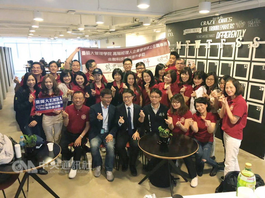 國立臺灣師範大學管理學院院長周德瑋7日率團參訪新加坡提供區塊鏈服務平台的新創公司Morpheus Labs,圖為參訪EMBA學員合影。(臺師大EMBA提供)中央社記者黃自強新加坡傳真 108年1月7日